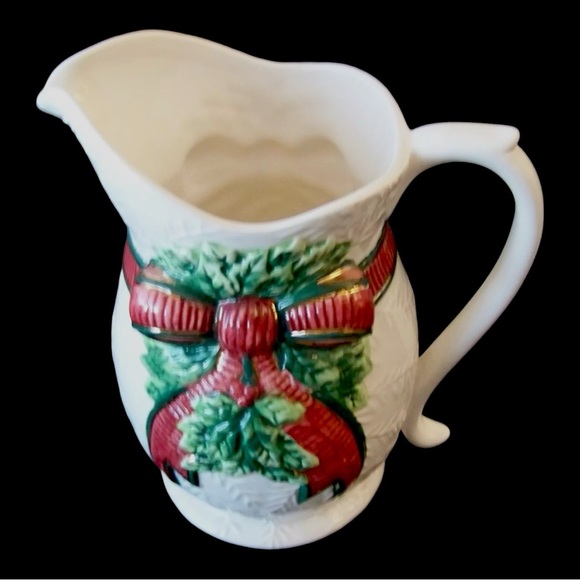 Vintage Inspirado ‘Deck the Holly’ Holiday Pitcher Christmas Holly & Bow design - Picture 4 of 12